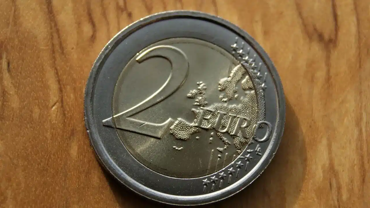 cette pièce de 2 euros très rare, frappée d'un détail bien particulier, se revend 80.000 euros sur ebay