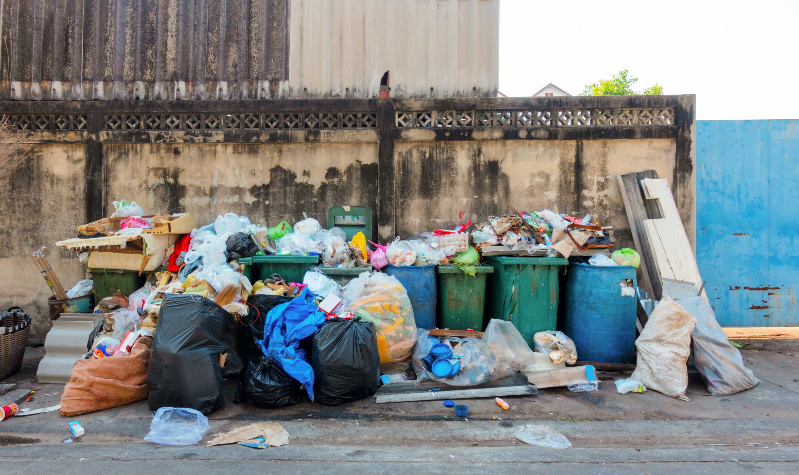 Dans cette collectivité, des agents fouillent les poubelles et ne ramassent plus celles où le tri des déchets est mal fait