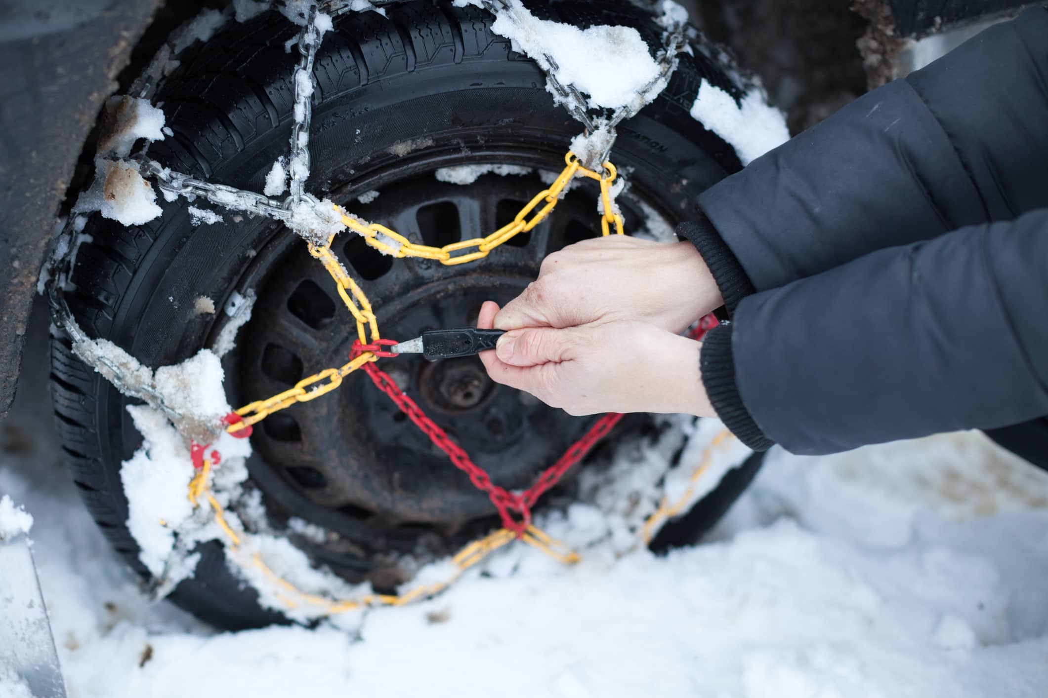 Dites adieu aux chaines et aux chaussettes : cette invention permet de rouler sur la neige en 40 secondes