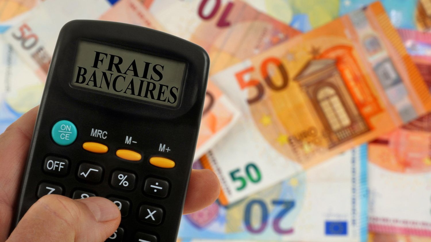 frais bancaires voici les 4 banques qui vont vous coûter plus cher en 2025, des millions de français impactés