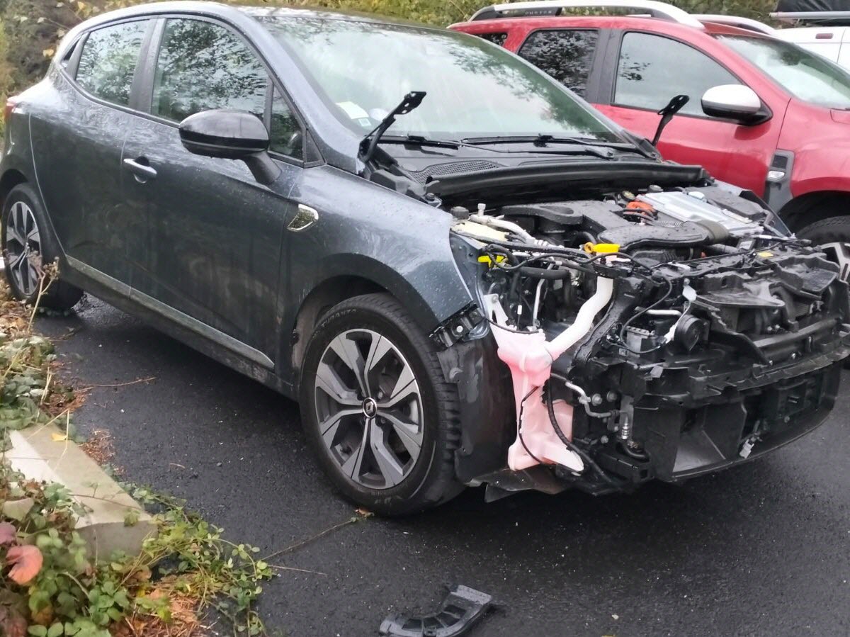 un phénomène inquiétant s'accentue en france des renault clio désossées en pleine rue