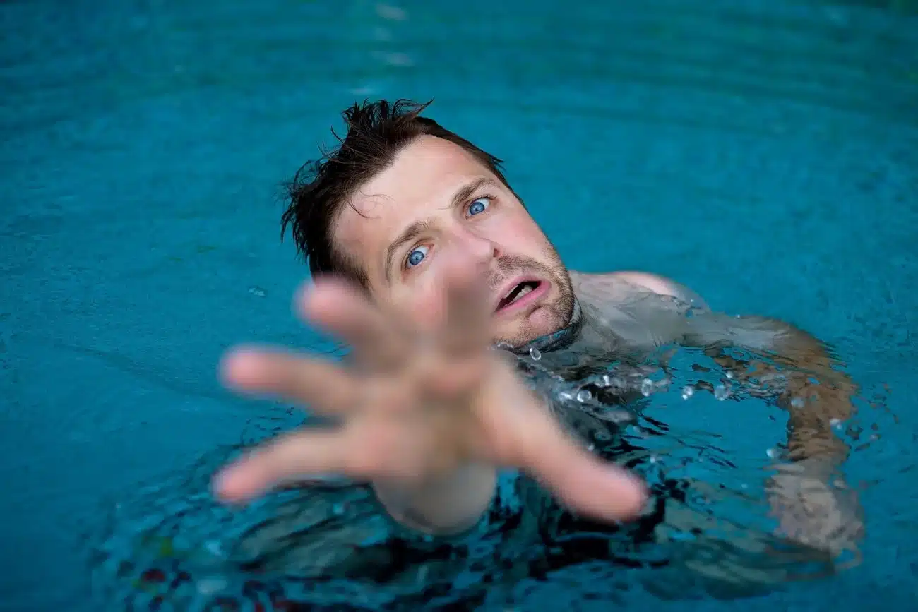 un squatteur fait un plouf dans la piscine d'une copropriété, se blesse gravement et attaque les propriétaires en justice