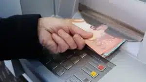 c'est officiel, cette banque française va fermer plus de 40 agences voici les départements concernés