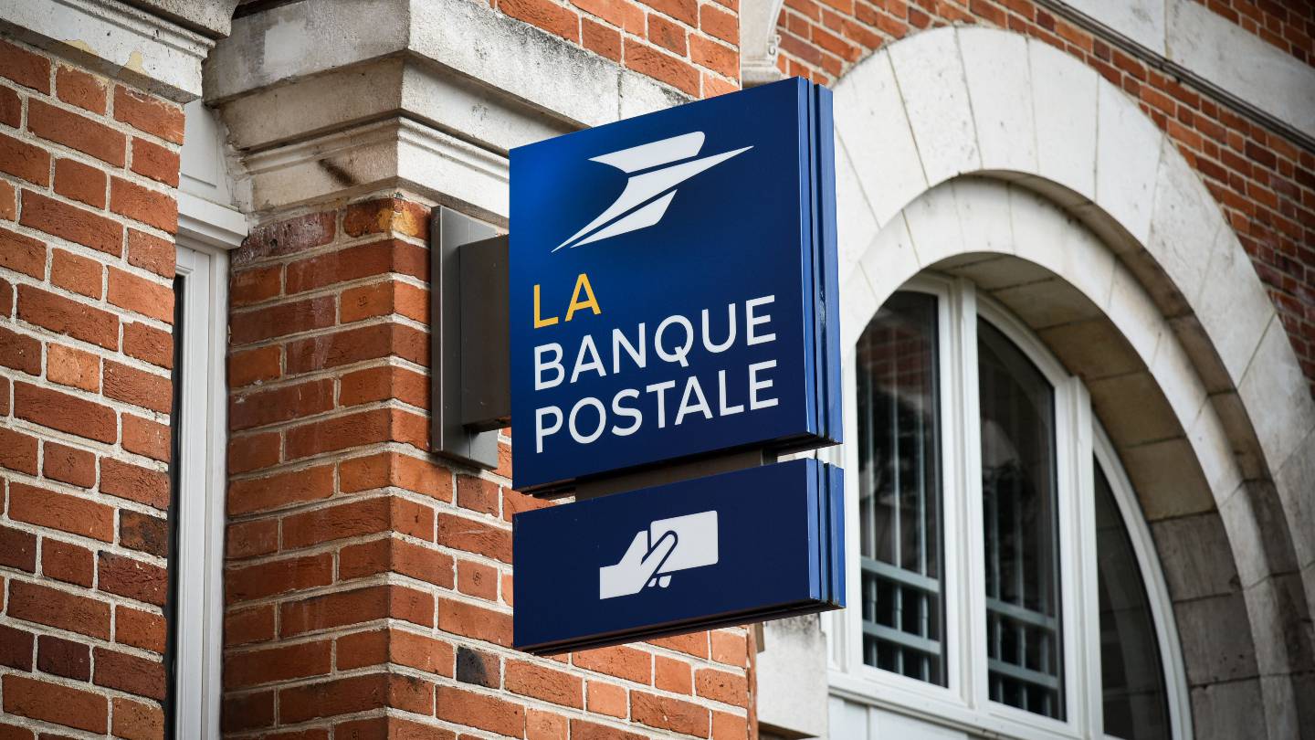 la banque postale on connait enfin la date de fermeture de sa banque en ligne, 700 000 clients concernés