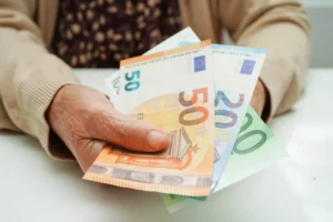 retraité de plus de 60 ans cette aide financière précieuse est donnée sans condition de ressources, la voici