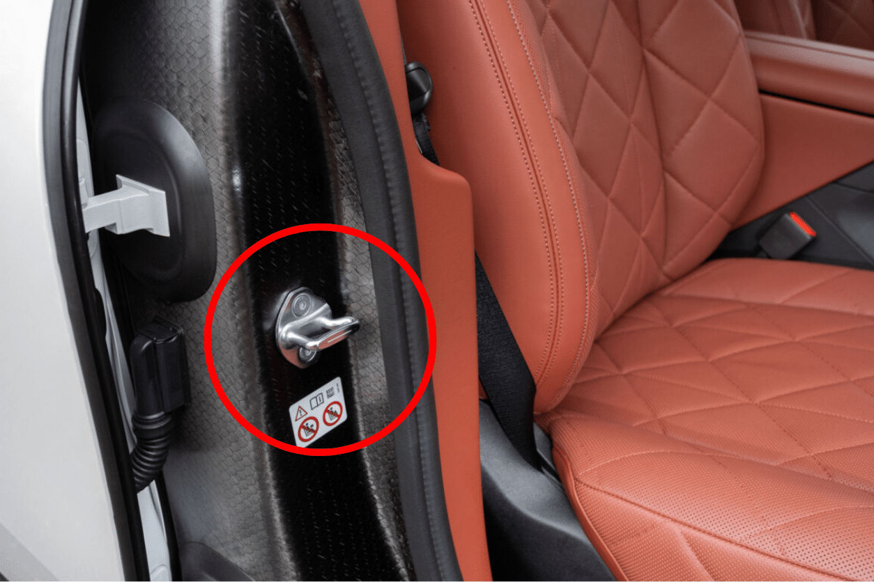 À quoi sert aussi le petit crochet sur le côté de votre portière de voiture