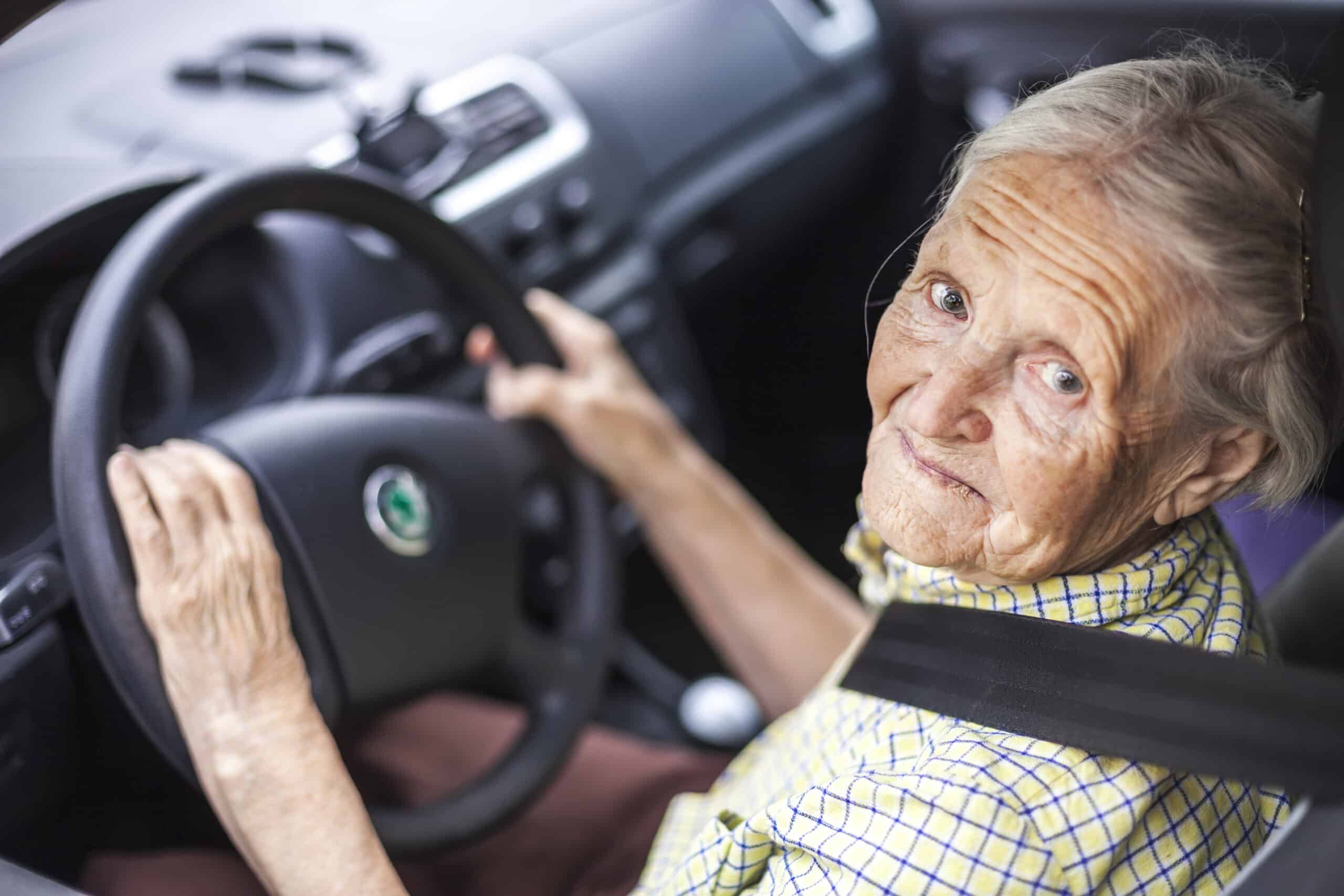 la nouvelle est tombée les seniors de plus de 68 ans seront désormais interdit de conduire à partir de cette date, mais seulement dans ce pays européen