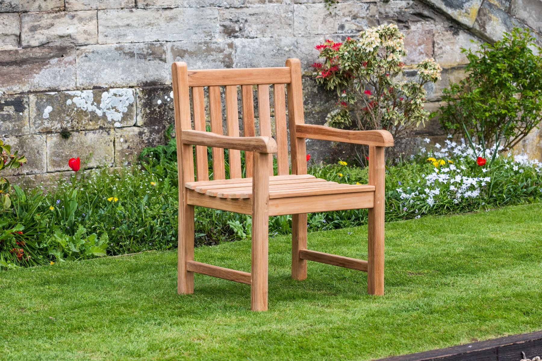 faut il privilégier les chaises de jardin avec accoudoirs