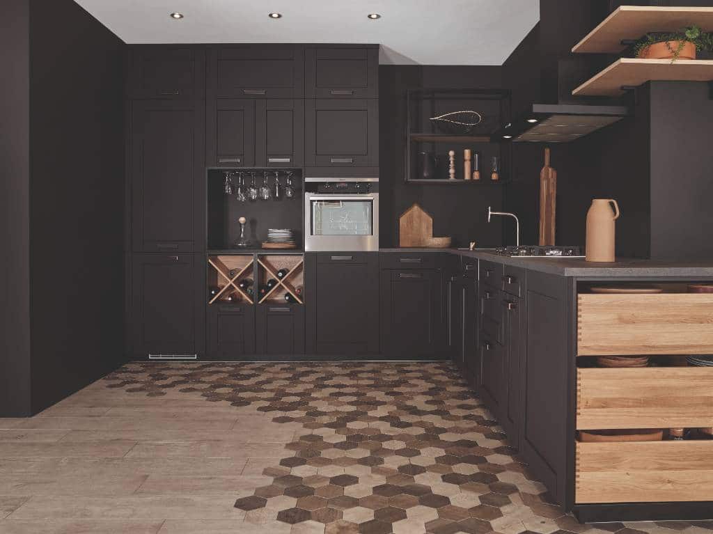 pourquoi la cuisine noire et bois séduit de plus en plus les amateurs de design
