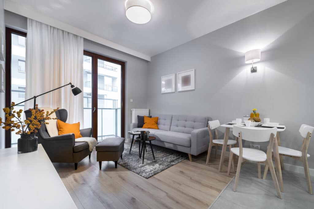 salon avec accessoires et jeux de lumière