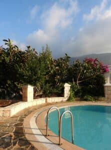 piscine et maison, réussir les zones de transition et d'évacuation